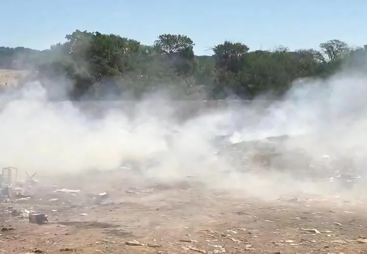 En los últimos días los bomberos han tenido que hacer frente a varios incendios en los vertederos acielo abierto. Foto.Thays Domínguez 