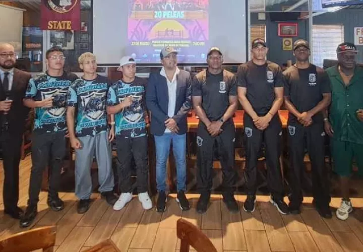 Anselmo 'Chemito' Moreno (cent.) junto a los pugilistas que estarán en el Boxing Summer Fest. Foto: Jaime Chávez
