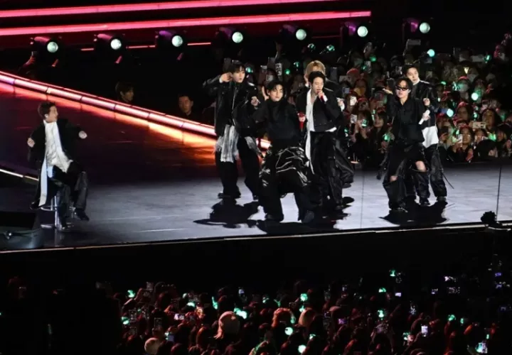 BTS actúa en el escenario durante el concierto 'BTS THE COMEBACK LIVE | ARIRANG'. Foto: EFE / EPA / Kim Min-Hee