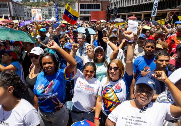 Simpatizantes del chavismo participan en una manifestación para exigir la eliminación de las sanciones económicas. Foto: EFE
