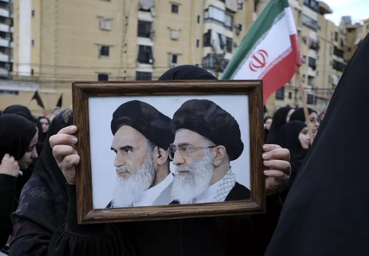 Miles de simpatizantes de Hizbulá se reúnen en Dahye para honrar a Jameneí. Foto: EFE