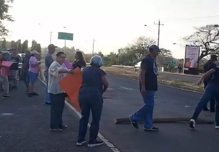Los residentes del sector de Bella Vista cerraron temporalmente el puente sobre el río Guararé. Foto. Thays Domínguez