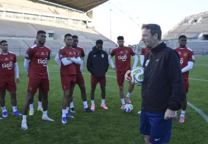 Thomas Christiansen conversa con sus jugadores. Foto: FPF