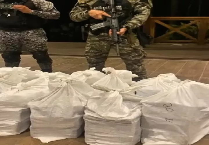 En la residencia se encontraron mil 192 paquetes de droga, además de tres armas de fuego tipo pistola y un camión con doble fondo.