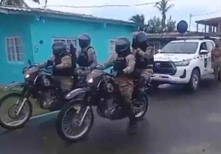 Los peritos trabajaron bajo la luz de la noche para recolectar los indicios necesarios que permitan esclarecer el móvil del crimen.