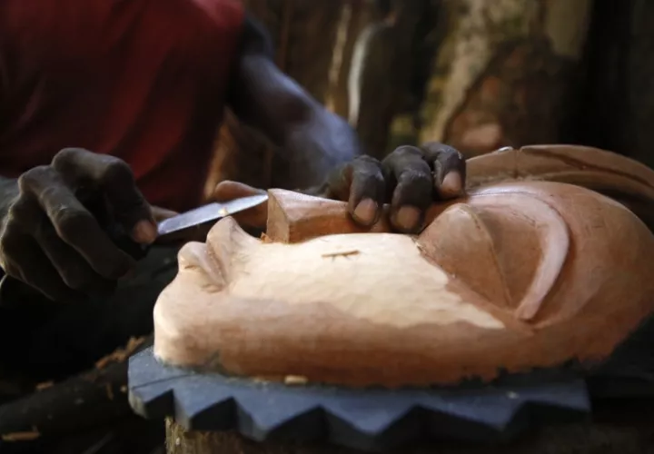 Un artista creando una escultura. Foto: EFE / EPA / Legnan Koula