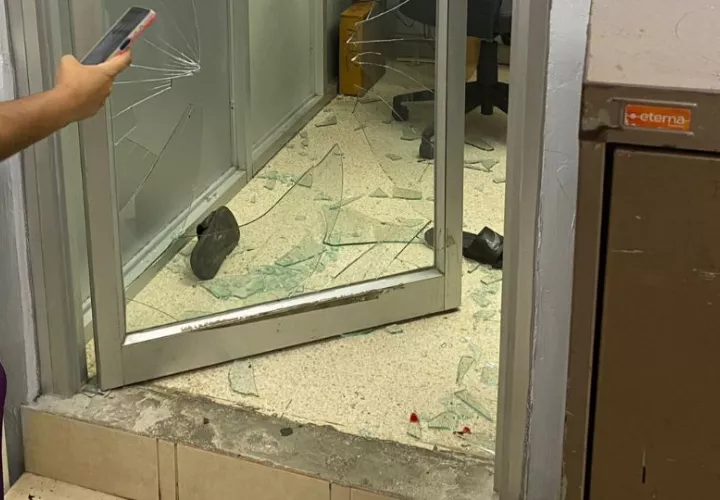 Se ocasionaron daños materiales en puertas y ventanillas. Foto: Cortesía