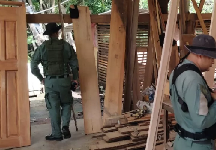Durante las inspecciones, se identificaron incumplimientos relacionados con la acumulación de desechos en proximidad a fuentes hídricas. Foto. Cortesía