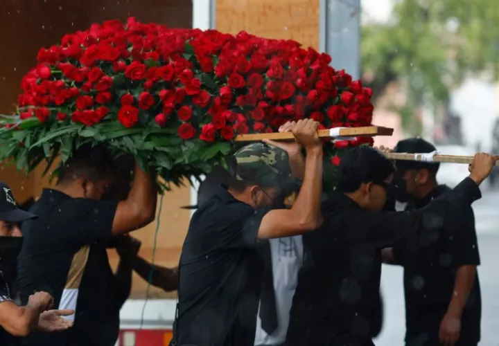 Personas cargan un arreglo floral durante la velación de Nemesio Oceguera Cervantes, alias El Mencho, líder del Cartel Jalisco Nueva Generación (CJNG). Foto: EFE