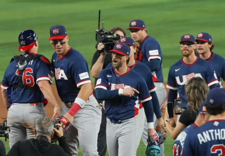 Jugadores de Estados Unidos celebran  su triunfo ante República Dominicana en la semifinal del Clásico Mundial de Béisbol. Foto: EFE