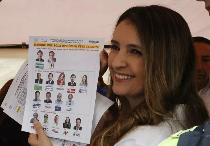La senadora y candidata del Centro Democrático a la presidencia de Colombia, Paloma Valencia, muestra su papeleta en Bogotá (Colombia). Foto: EFE/ Mauricio Dueñas Castañeda