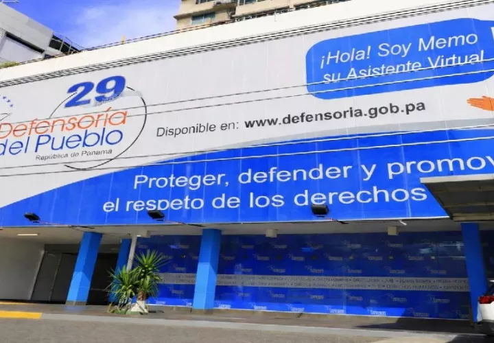 Sede de la Defensoría del Pueblo, ubicada en Vía España, después del cruce con la Vía Fernández de Córdoba. Foto: Cortesía