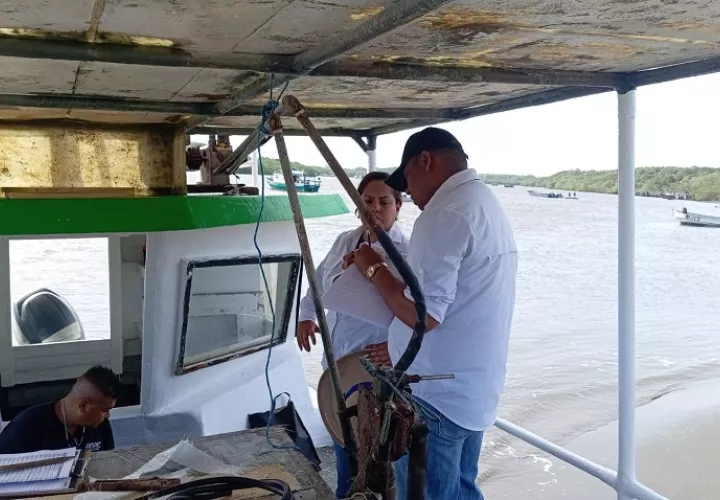 Personal de la Arap inspecciona un barco pesquero. Foto: Cortesía