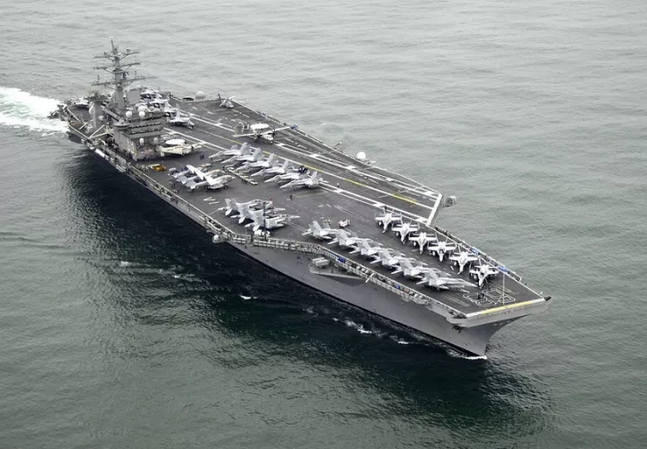 Foto del USS Nimitz, una auténtica base aérea móvil. Foto: Wikipedia