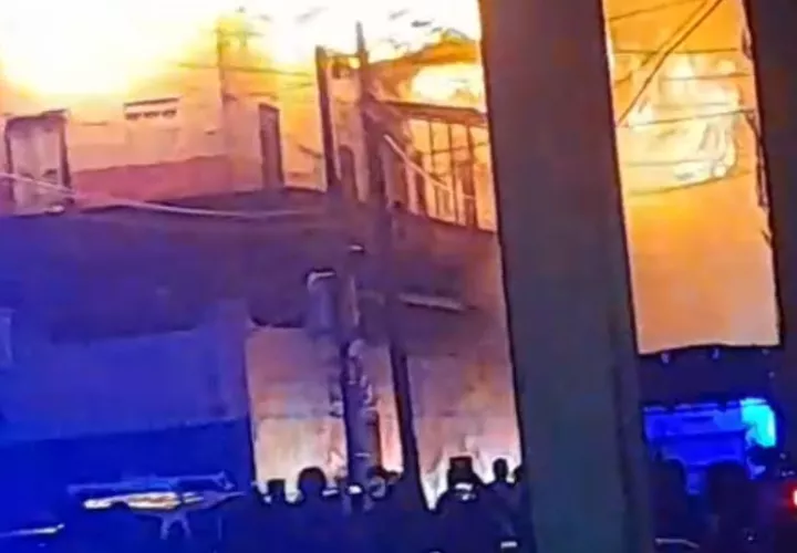 Incendio de caserón en calle 12. Foto: Diomedes Sánchez