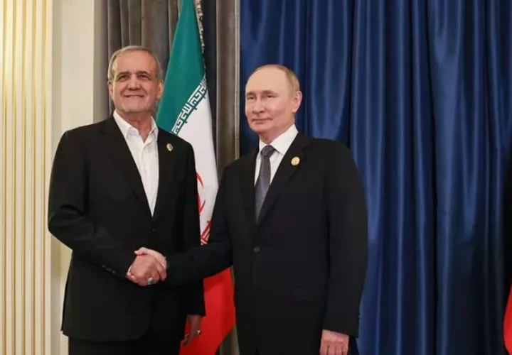 El presidente ruso, Vladimir Putin, (d) y su homólogo iraní, Masoud Pezeshkian. Foto: EFE