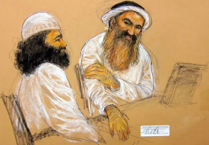Jalid Sheij Mohamed (d) junto a otro prisionero durante su presentación ante una corte militar en la Bahía de Guantánamo 