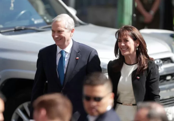 El nuevo mandatario chileno, el ultraderechista José Antonio Kast (c), acompañado de su esposa María Pía Adriasola. Foto: EFE
