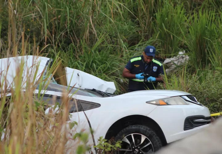 A la altura de Loma Brígida, el conductor perdió el control del auto, se volcó y cayó en una hondonada. Foto. Eric Montenegro