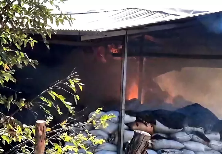En las labores participaron al menos diez unidades de bomberos, con apoyo de varios carros cisterna y personal privado presente en el área