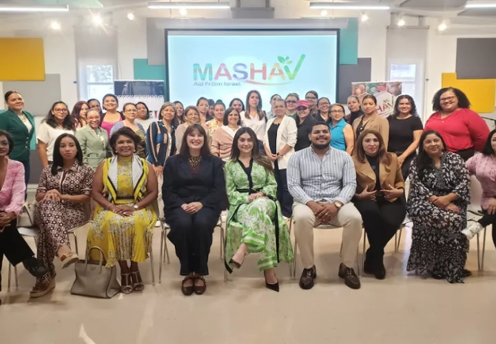 Participantes junto exbecarias de MASHAV, la vice embajadora de Israel en Panamá, entre otros. Foto: Fanny Arias