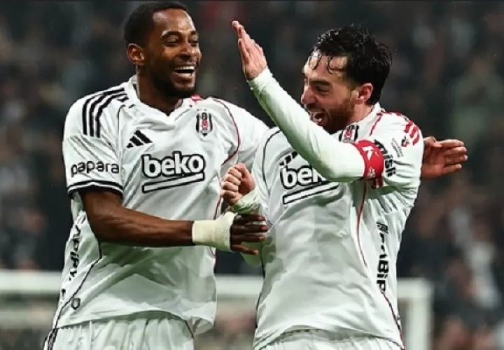 Michael Amir Murillo (izq.) festeja un gol del Beşiktaş ante el Kasimpasa en Turquía. Foto: @Beşiktaş JK
