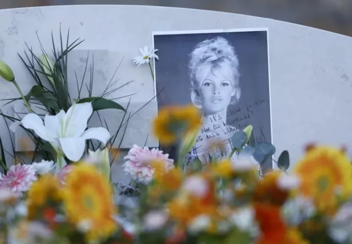 La actriz Brigitte Bardot en su tumba rodeada de flores. Foto: EFE / EPA / Sebastien Nogier