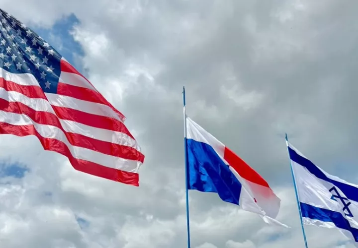 Las banderas se izaron en la  Comunidad Apostólica Hosanna en Panamá.