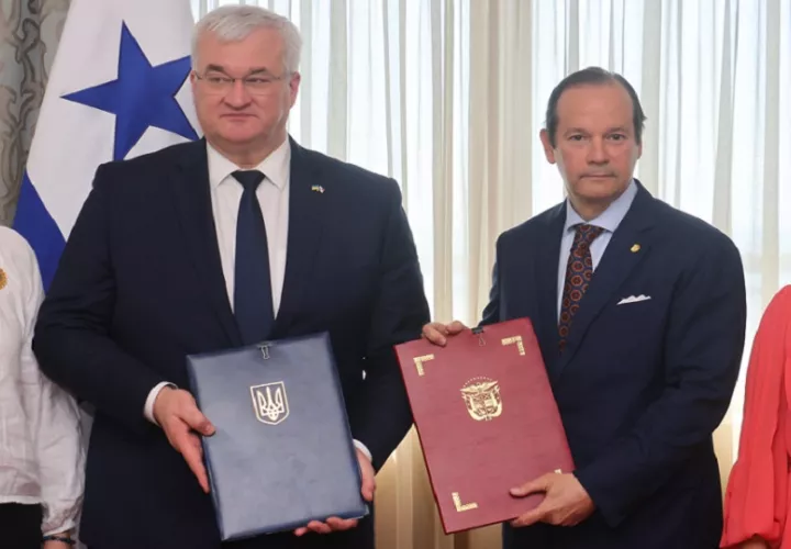El ministro de Relaciones Exteriores de Ucrania, Andrii Sybiha y el ministro de Relaciones Exteriores de Panamá, Javier Martínez-Acha. Foto: EFE