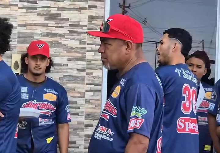 Los compañeros del jugador de la novena veragüense, Juan José Aizprúa Rodríguez, también se presentaron a las instalaciones del  Tribunal de Apelaciones, para apoyar a su compañero. Foto. Thays Domínguez 