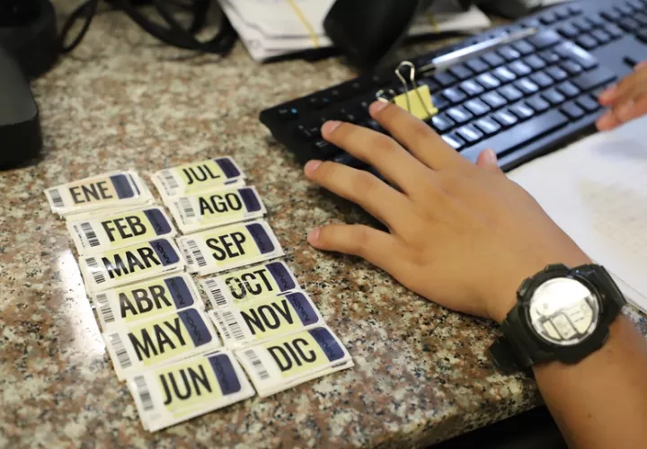 Placas y stickers de enero y febrero aún no se han entregado. Foto. Cortesía