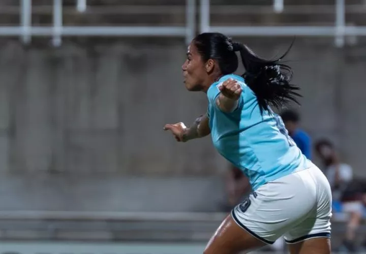 Rebeca Espinosa festeja su gol