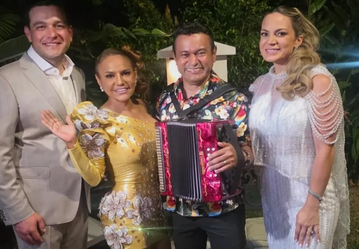 Kevin Marino Cabrera y Andrea Altamirano Duque junto a los Sandoval.