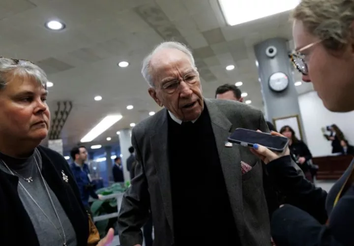 El senador estadounidense Chuck Grassley cuando llegó a votar en el Capitolio de los Estados Unidos, Washington D.C., EE. UU. Foto: EFE