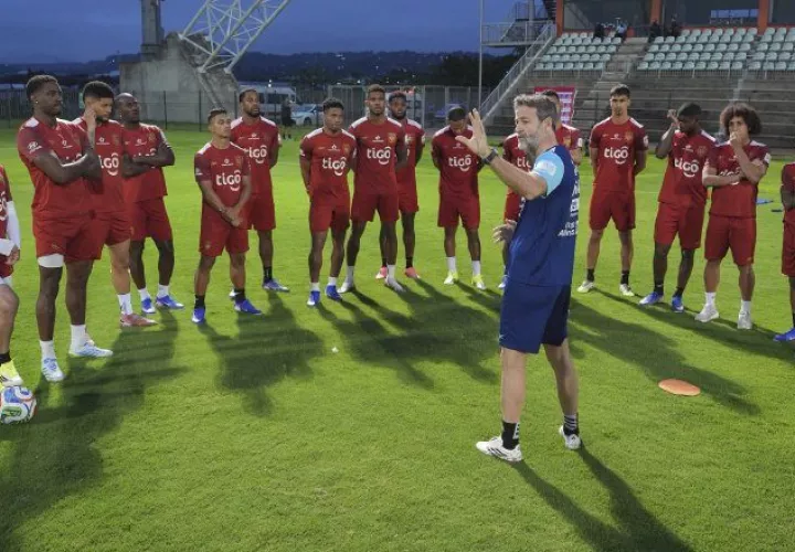 Thomas Christansen, conversa con los jugadores durante los entrenameintos con miras al partido ante Sudáfrica. Foto: FPF