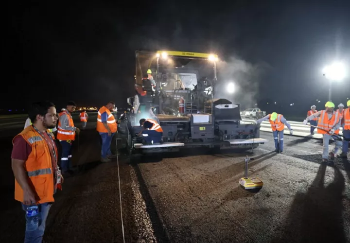 Los trabajos nocturnos incluyen perfilado y limpieza de la pista. 