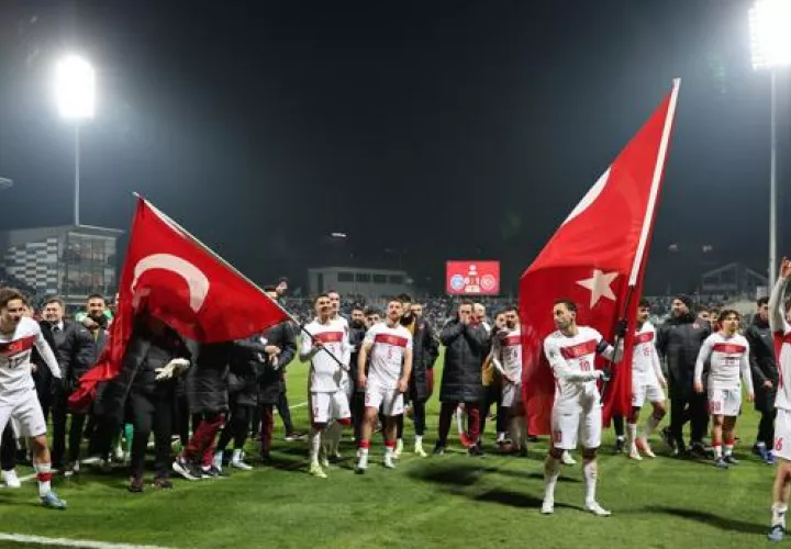 Jugadores de Turquía, festejan su clasificación al Mundial 2026. Foto: EFE