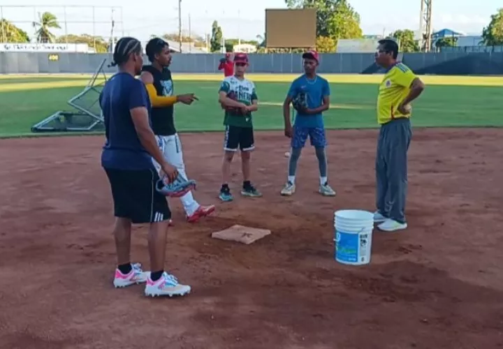 El equipo de Veraguas entrena en el estadio Omar Torrijos. Foto: Melquiades Vásquez A.