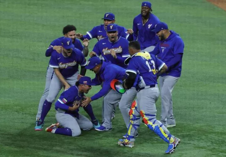ugadores de Venezuela celebran el triunfo en la final del Clásico Mundial de Béisbol ante Estados Unidos. Foto:EFE