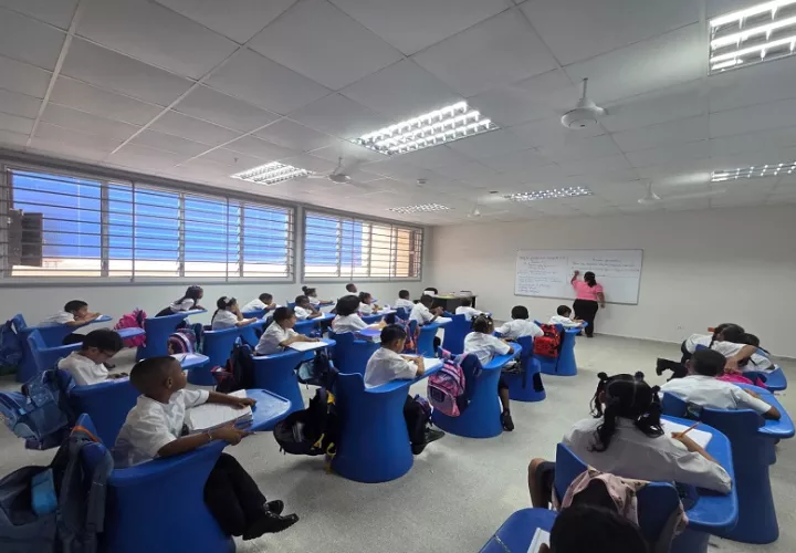 Estudiantes de la Escuela República de Venezuela, inaugurada por las autoridades ayer, jueves, luego de 9 años de espera.  Vivian Jiménez 