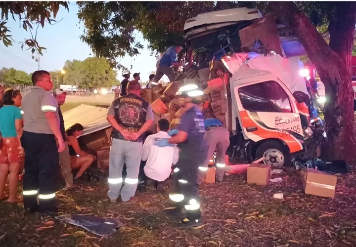 El conductor del bus quedó atrapado entre los hierros retorcidos del vehículo por más de 45 minutos. Foto, Melquíades Vásquez
