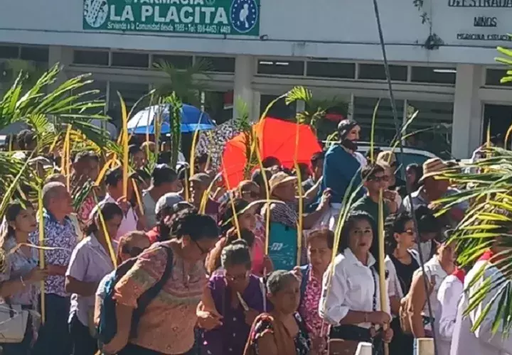 En Santiago, cientos de creyentes se congregaron desde tempranas horas para participar en la tradicional bendición de ramos y la procesión que conmemora la entrada triunfal de Jesús a Jerusalén. Foto. Melquíades Vásquez