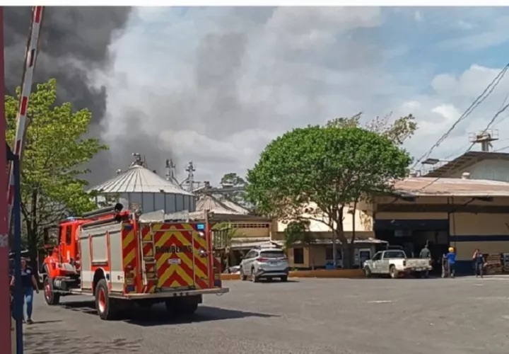 Cada incendio representa un riesgo para la vida de las personas, además de implicar un desgaste considerable para las unidades de emergencia. Foto. Melquíades Vásquez