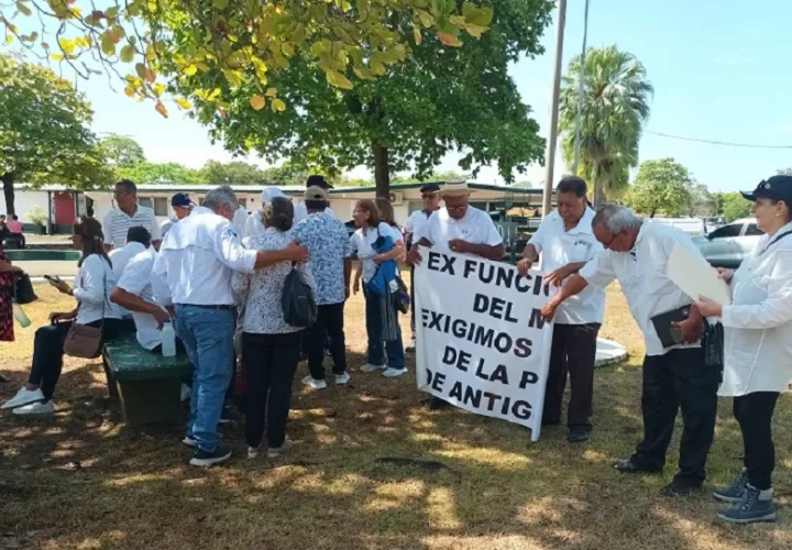 Los manifestantes también destacaron que esta situación no solo afecta a exfuncionarios del MIDA, sino a exempleados de otras instituciones públicas en el país. Foto. Melquíades Vásquez