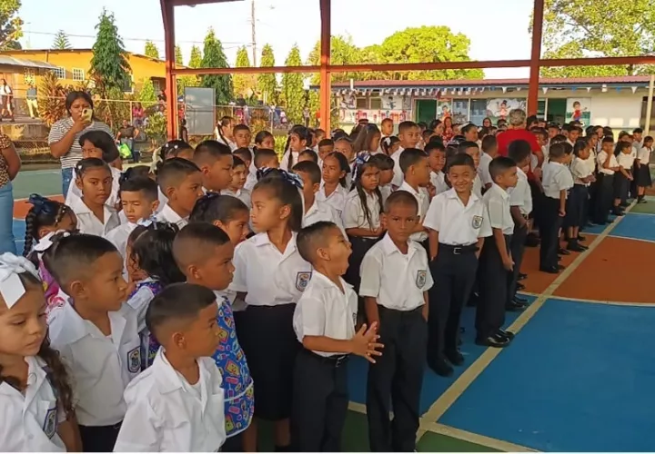 Los estudiantes inician con gran entusiasmo el primer día de clases en Veraguas. Foto. Melquíades Vásquez