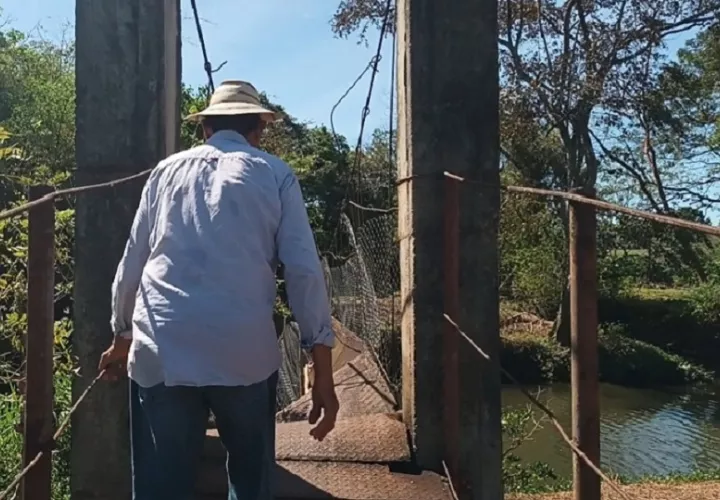 Los moradores advirtieron sobre el riesgo que representa la estructura debilitada, especialmente para niños y adultos mayores. Foto. MelquíadesVásquez