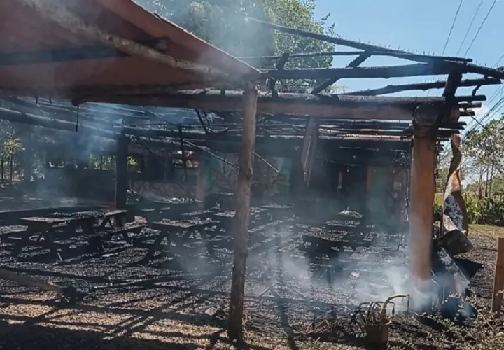 Ya se iniciaron las investigaciones para determinar las causas que provocaron el incendio. Foto. Melquíades Vásquez