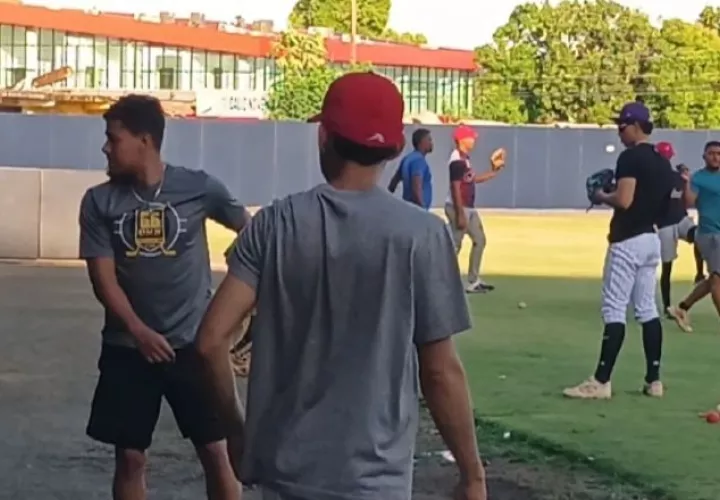 El equipo de Veraguas entrena en el estadio Omar Torrijos. Foto: Melquiades Vásquez A.