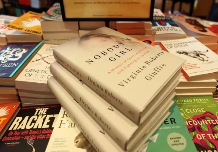 Ejemplares del libro de Virginia Giuffre. Foto: EFE / EPA / Andy Rain