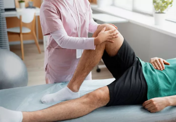 El ácido hialurónico se utiliza en el tratamiento de la artrosis de rodilla. Foto: Freepik